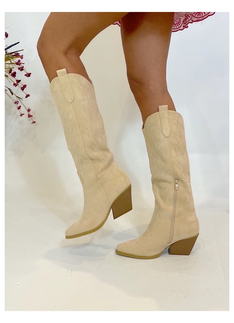 Botas camperas bordadas beige