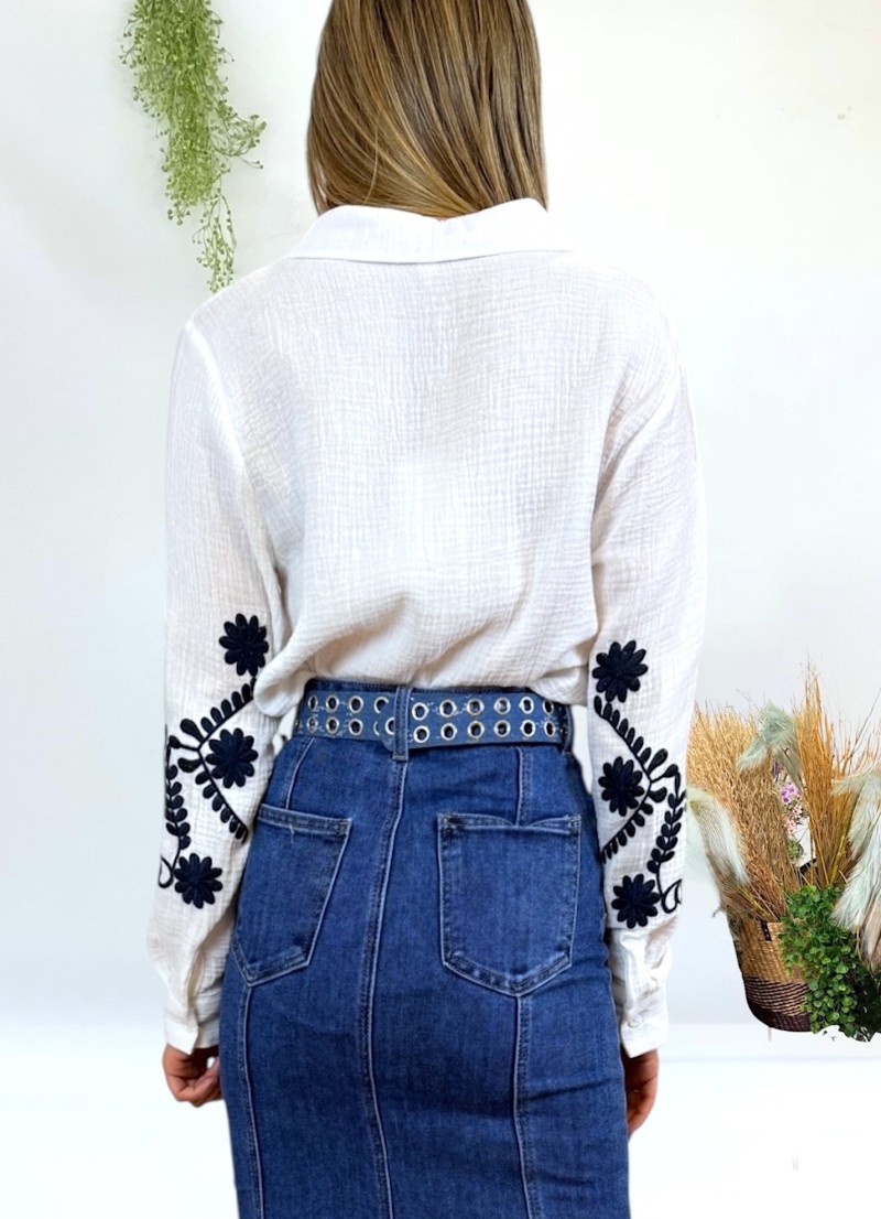Blusa bordados azul marino