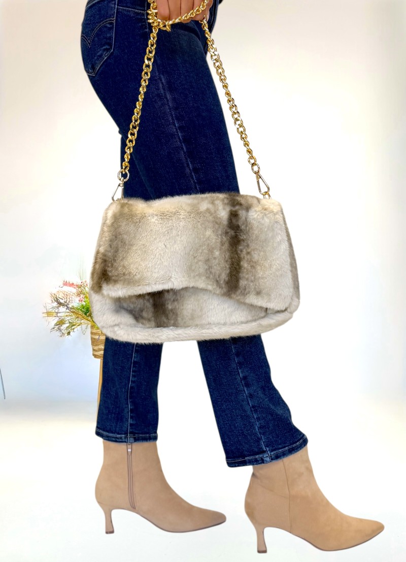 Bolso pelo taupe con cadena dorada