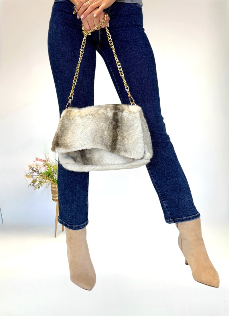 Bolso pelo taupe con cadena dorada