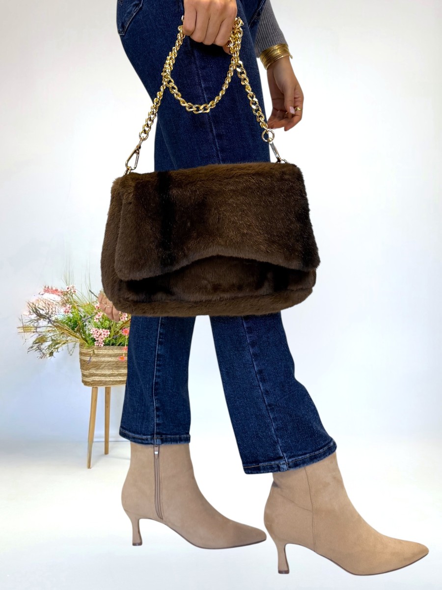 Bolso pelo marron con cadena dorada