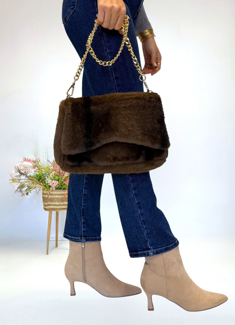 Bolso pelo marron con cadena dorada