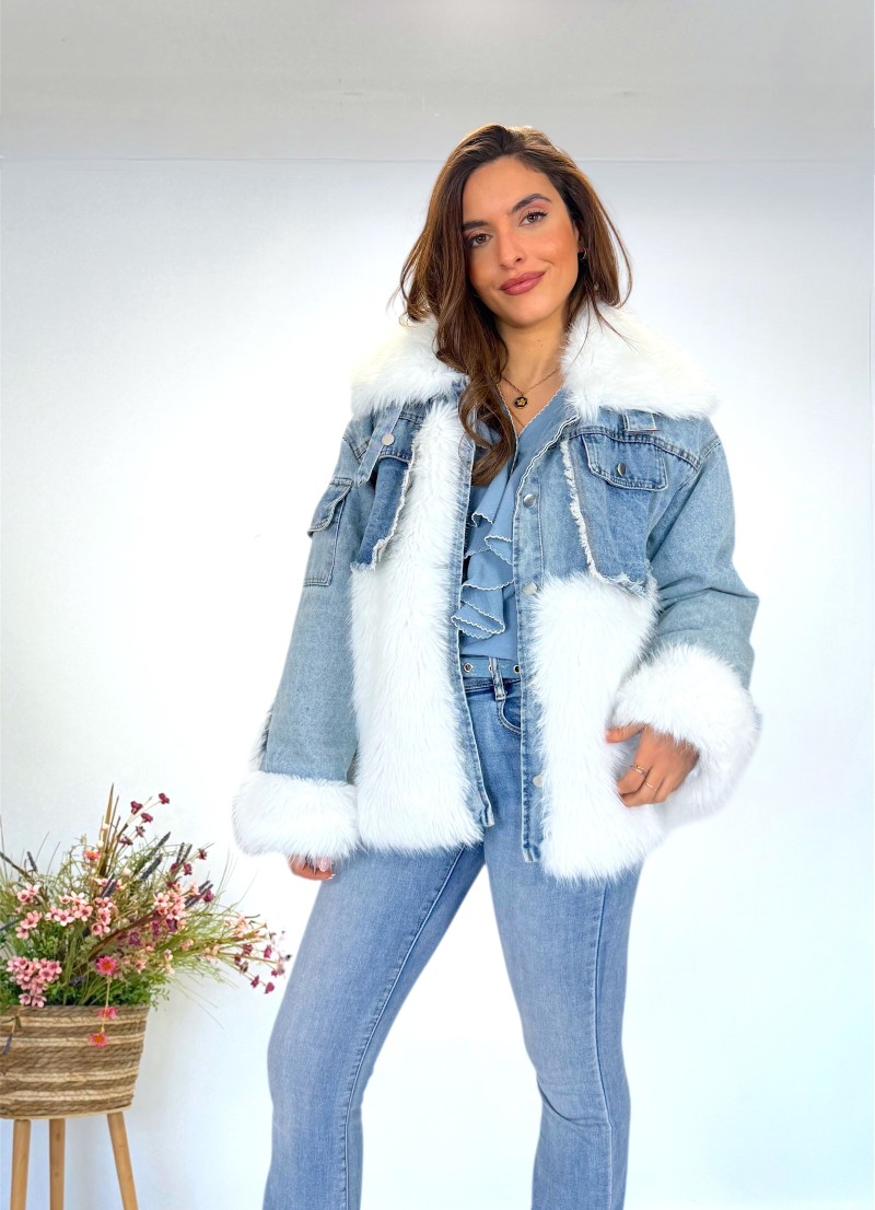 Abrigo acolchado pelo blanco combinado denim