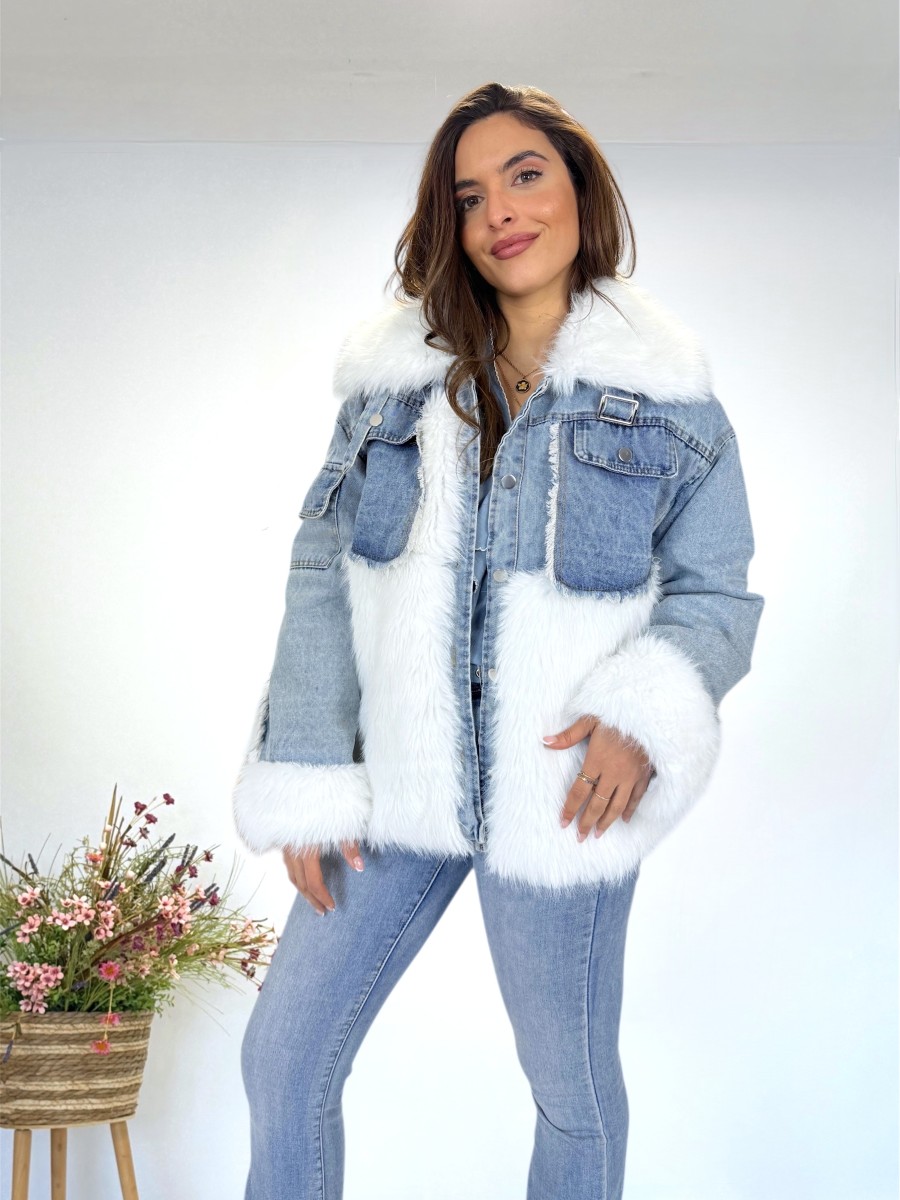 Abrigo acolchado pelo blanco combinado denim