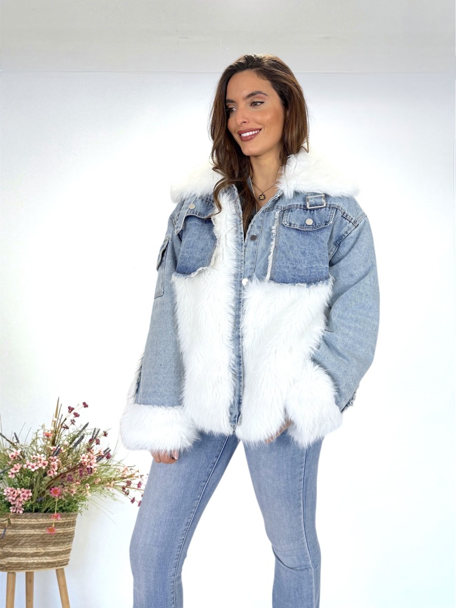 Abrigo acolchado pelo blanco combinado denim