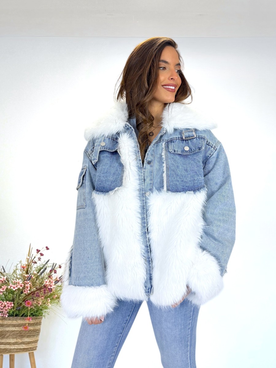 Abrigo acolchado pelo blanco combinado denim