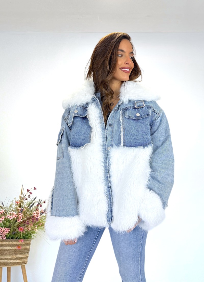 Abrigo acolchado pelo blanco combinado denim