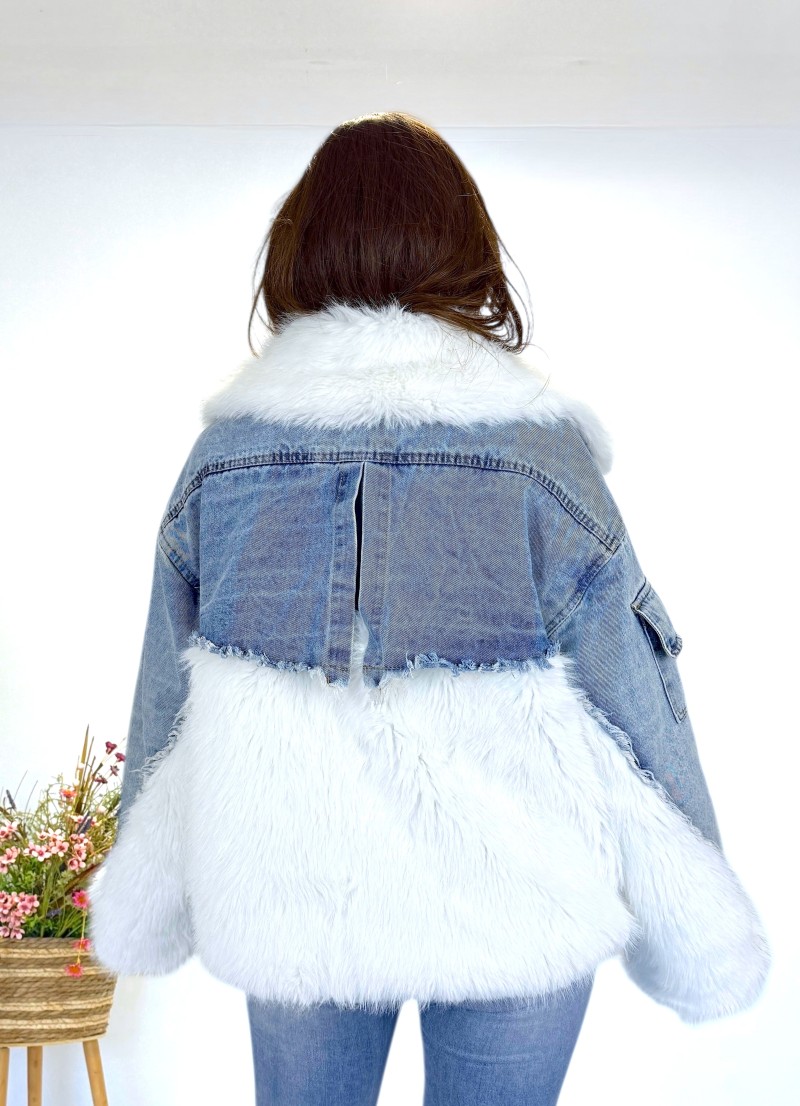 Abrigo acolchado pelo blanco combinado denim