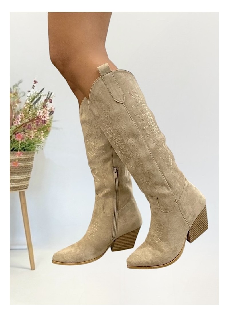 Botas camperas beige bordadas