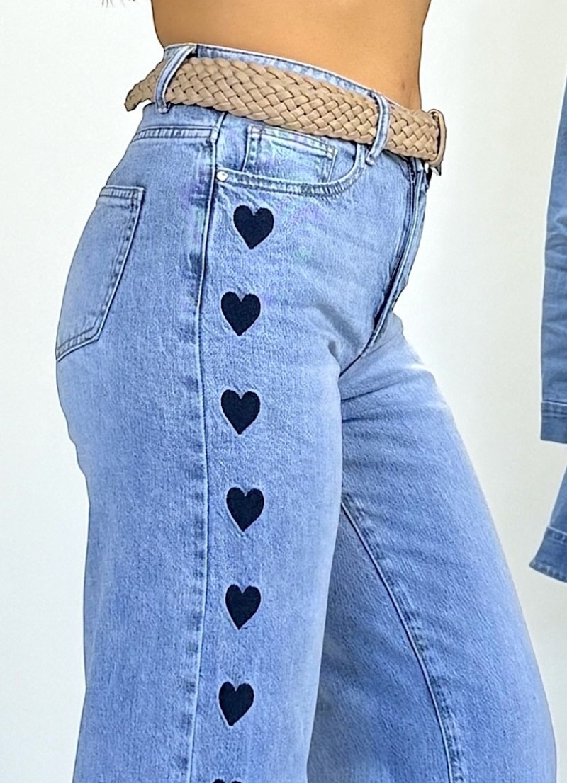 Pantalon vaquero bordado corazon