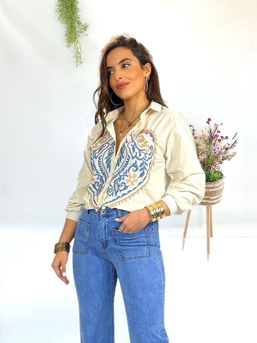 Blusa Mandala beige bordados azules