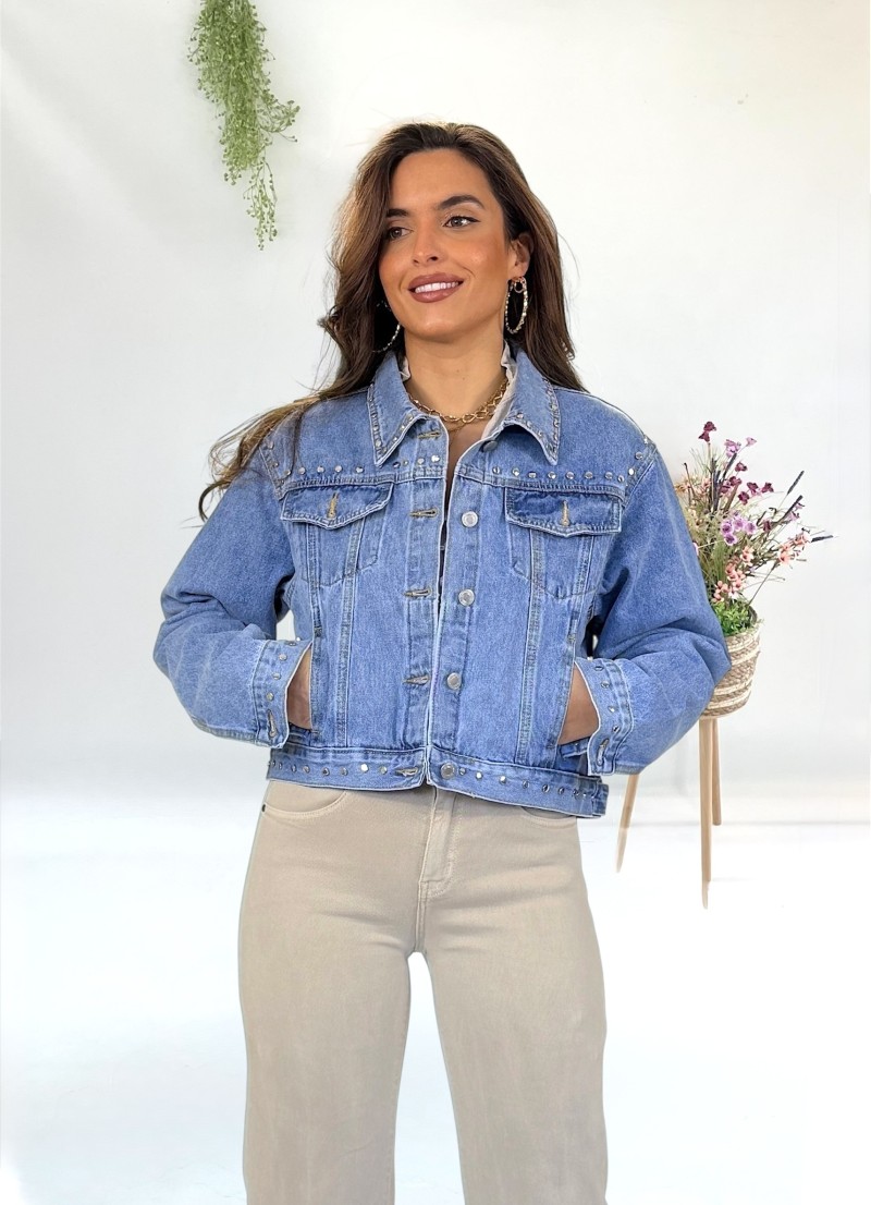 Cazadora vaquera con tachas metalizadas