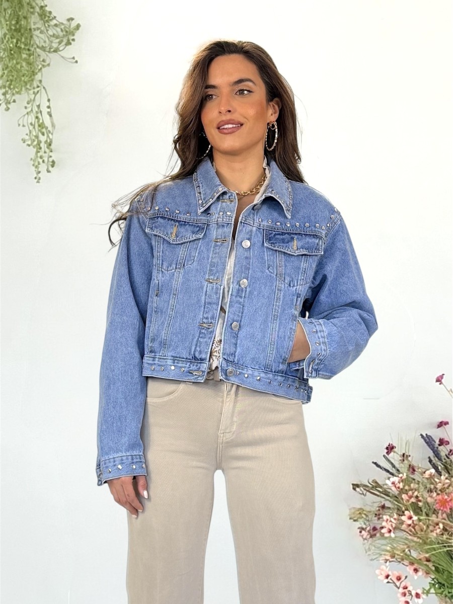 Cazadora vaquera con tachas metalizadas