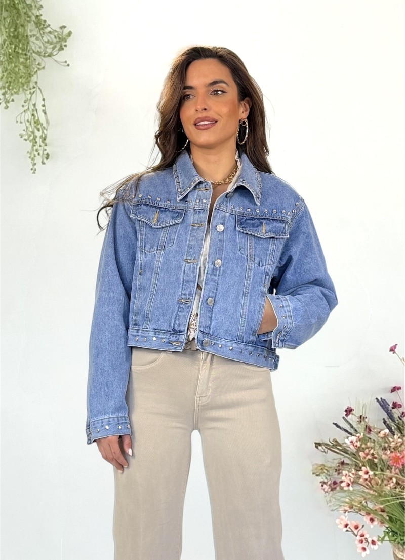 Cazadora vaquera con tachas metalizadas