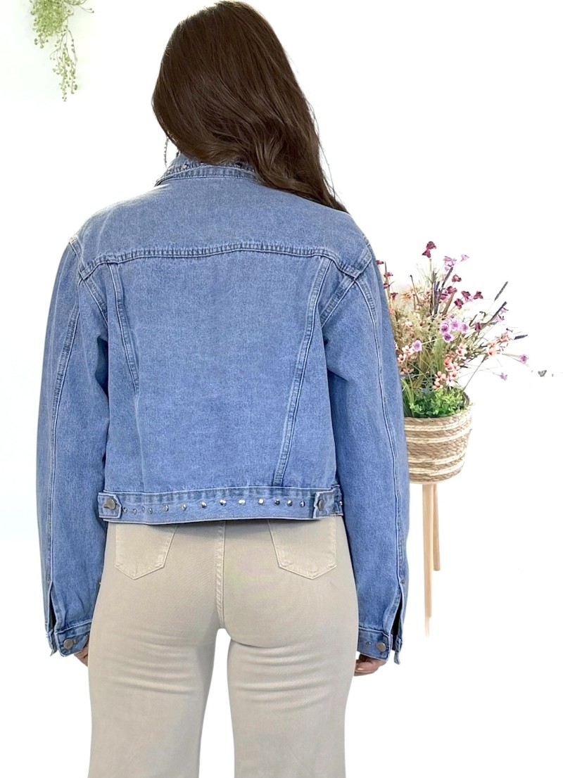 Cazadora vaquera con tachas metalizadas