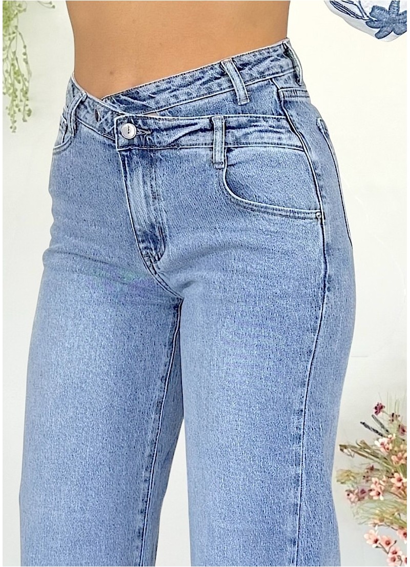 Pantalon vaquero cintura cruzada