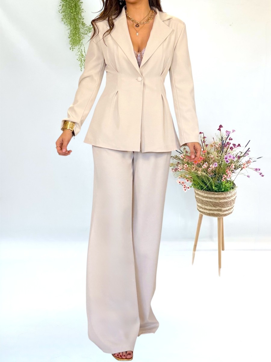 Conjunto chaqueta y pantalón beige