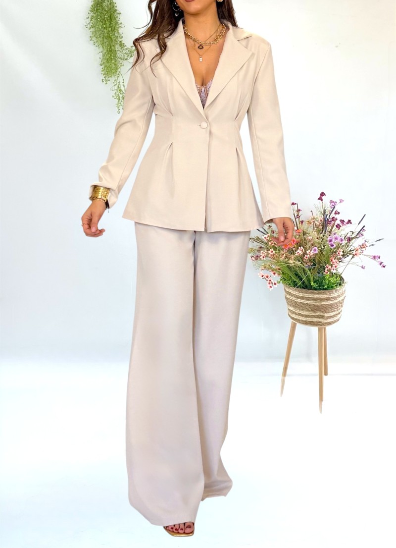 Conjunto chaqueta y pantalón beige