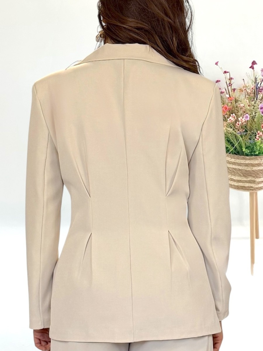 Conjunto chaqueta y pantalón beige