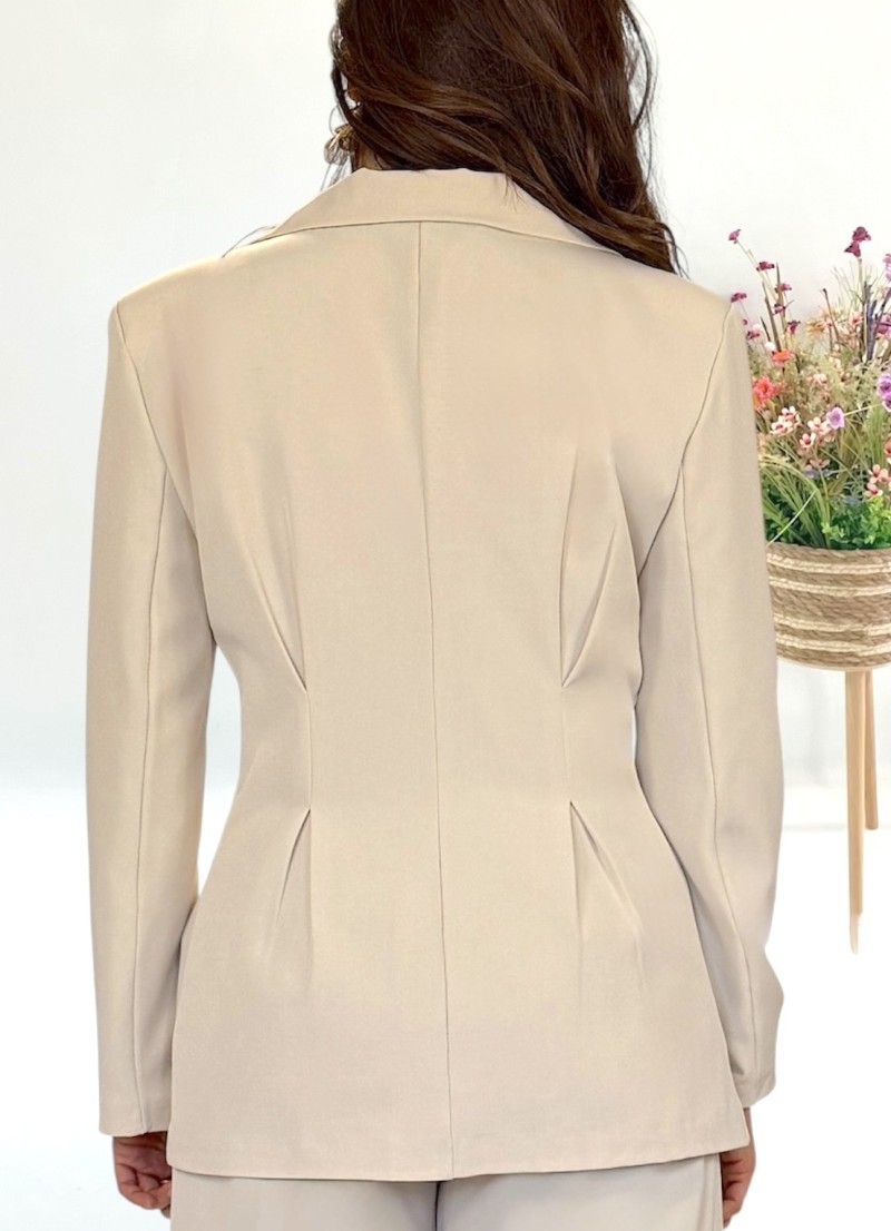 Conjunto chaqueta y pantalón beige