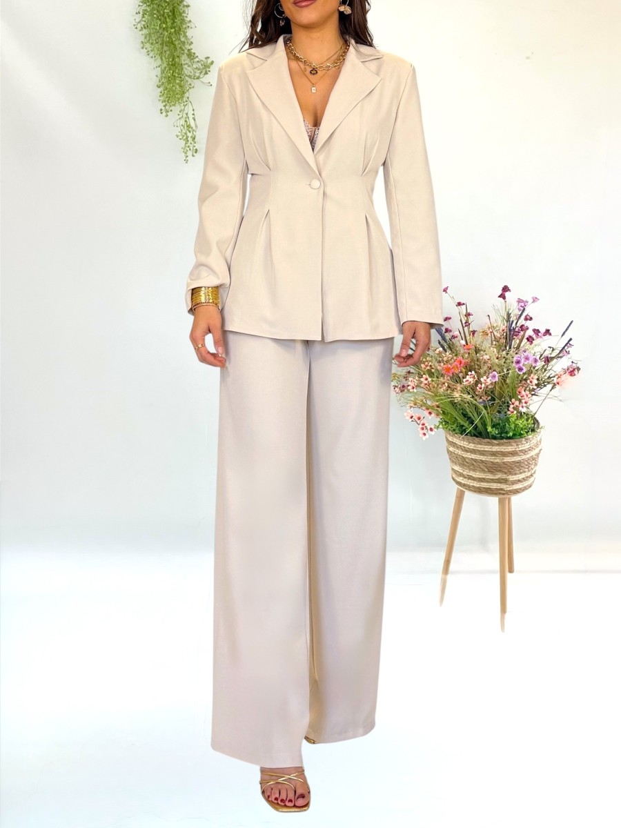 Conjunto chaqueta y pantalón beige