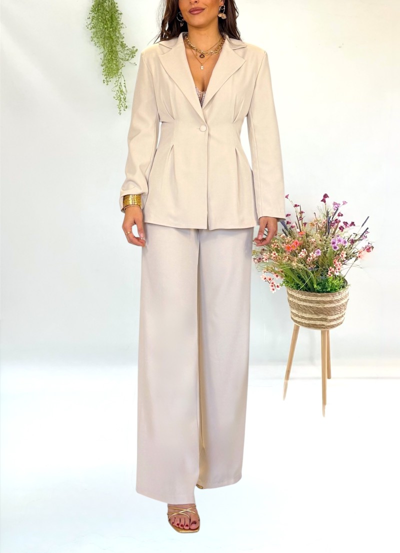 Conjunto chaqueta y pantalón beige
