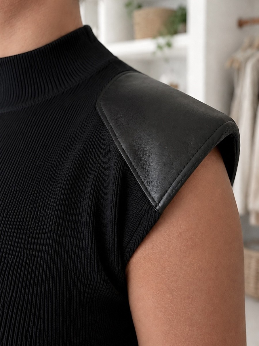 Top de punto hombros polipiel negro