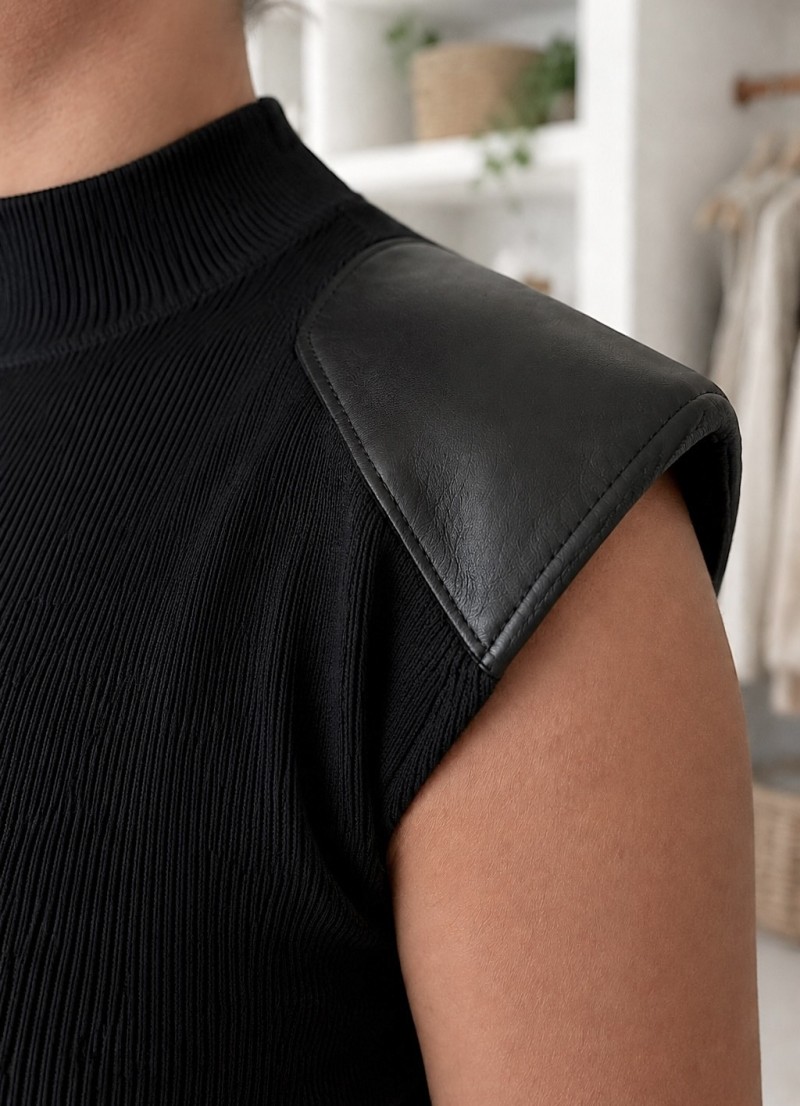 Top de punto hombros polipiel negro
